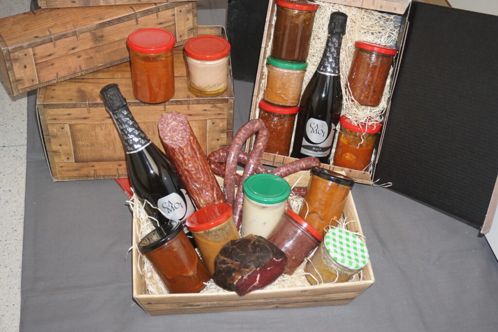 Präsentkorb mit schön verpackter Wildfleischwurst, Flaschen